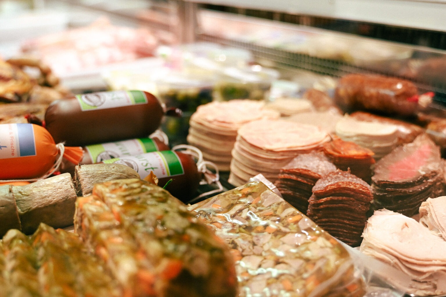 appetitliches Bio-Wurst und -Bio-Fleisch Sortiment